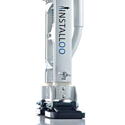 Installoo Logo auf den Consumer-Line Stelzen XL – Symbol für deutsche Qualität und Präzision.
